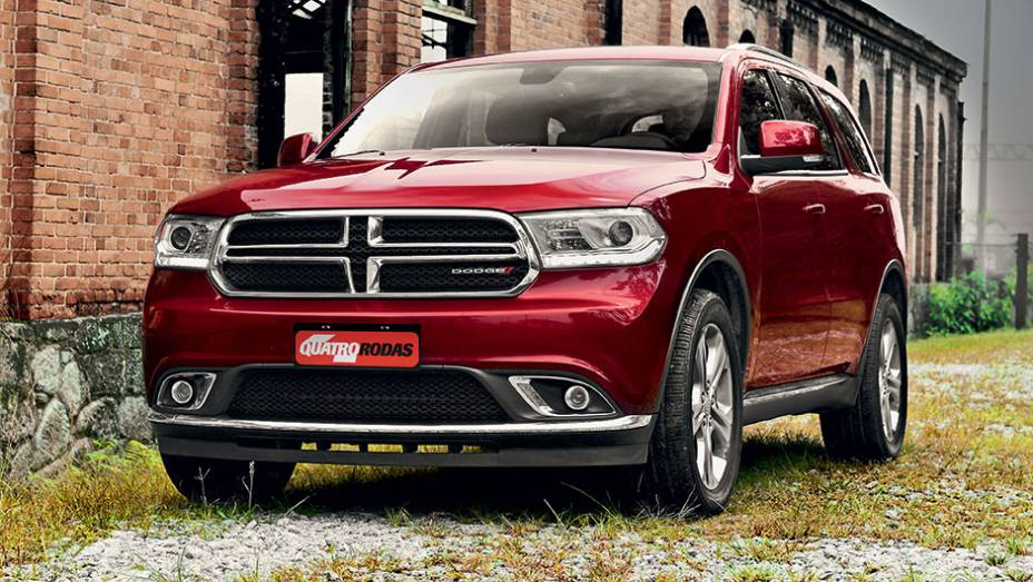 Leds nos faróis e para-choque redesenhado são as novidades da frente | <a href="https://preprod.quatrorodas.abril.com.br/carros/testes/dodge-durango-limited-857100.shtml" target="_blank" rel="migration">Leia mais</a>