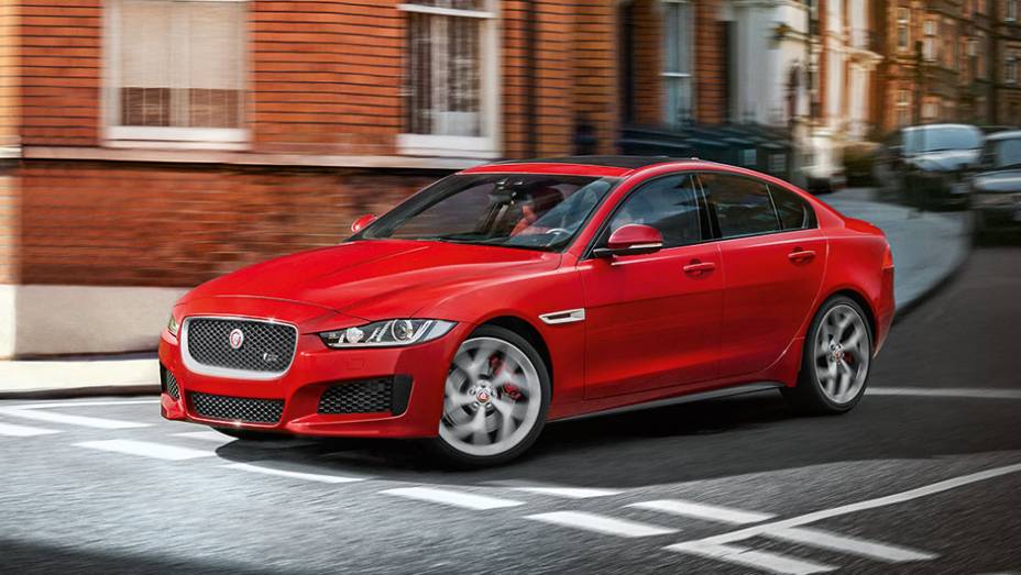 Perfil mais agressivo remete &agrave;s origens da marca | <a href="https://preprod.quatrorodas.abril.com.br/carros/impressoes/jaguar-xe-s-855501.shtml" target="_blank" rel="migration">Leia mais</a>