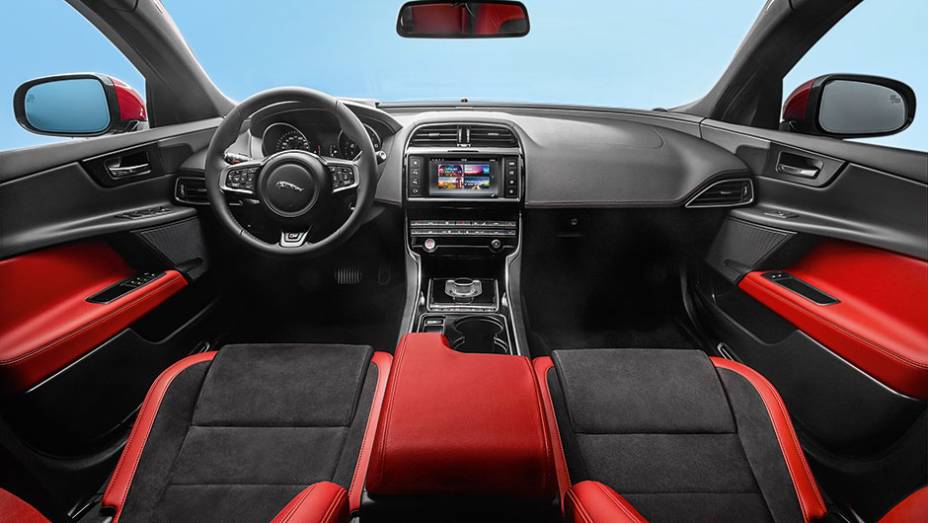 Tela impressiona com 8 polegadas e op&ccedil;&atilde;o t&aacute;til | <a href="https://preprod.quatrorodas.abril.com.br/carros/impressoes/jaguar-xe-s-855501.shtml" target="_blank" rel="migration">Leia mais</a>