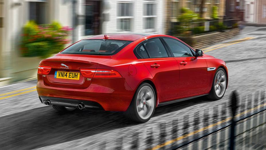 Feito na Inglaterra, o XE usa elementos de design do sed&atilde; maior XF e do roadster F-Type | <a href="https://preprod.quatrorodas.abril.com.br/carros/impressoes/jaguar-xe-s-855501.shtml" target="_blank" rel="migration">Leia mais</a>
