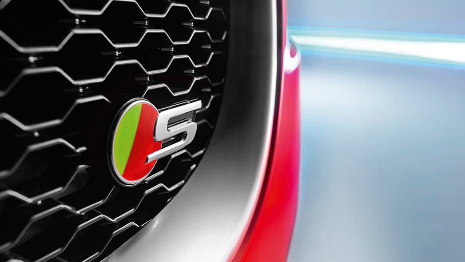 A letra S na grade identifica a versão V6, mais esportiva | <a href="https://preprod.quatrorodas.abril.com.br/carros/impressoes/jaguar-xe-s-855501.shtml" target="_blank" rel="migration">Leia mais</a>