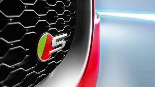 A letra S na grade identifica a versão V6, mais esportiva | <a href="https://preprod.quatrorodas.abril.com.br/carros/impressoes/jaguar-xe-s-855501.shtml" target="_blank" rel="migration">Leia mais</a> A letra S na grade identifica a versão V6, mais esportiva | <a href="https://preprod.quatrorodas.abril.com.br/carros/impressoes/jaguar-xe-s-855501.shtml" target="_blank" rel="migration">Leia mais</a>