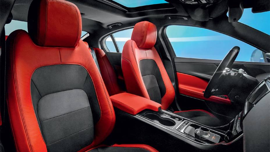 Bancos de couro e camur&ccedil;a s&atilde;o do XE S | <a href="https://preprod.quatrorodas.abril.com.br/carros/impressoes/jaguar-xe-s-855501.shtml" target="_blank" rel="migration">Leia mais</a>