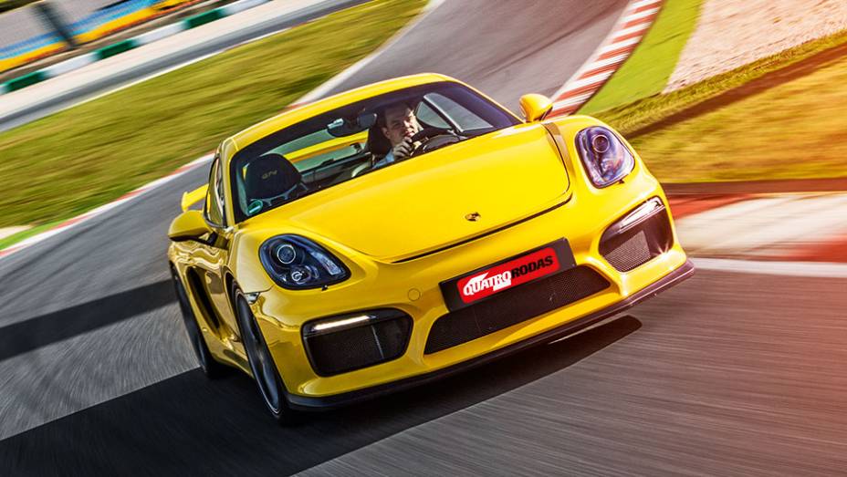 Estilo realçado por grandes tomadas de ar e rodas aro 20 | <a href="https://preprod.quatrorodas.abril.com.br/carros/impressoes/porsche-cayman-gt4-855525.shtml" target="_blank" rel="migration">Leia mais</a>