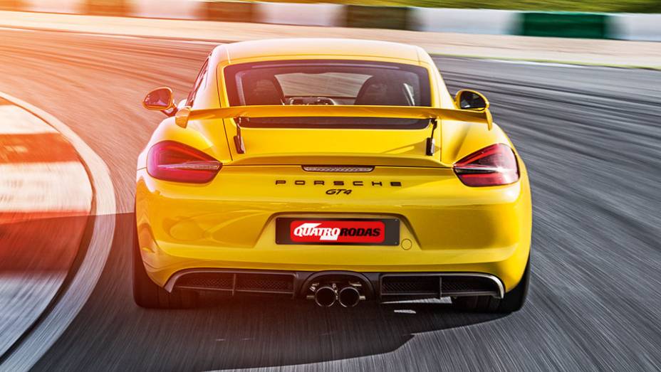 O enorme aerofólio do GT4 ajuda nas curvas emalta velocidade | <a href="https://preprod.quatrorodas.abril.com.br/carros/impressoes/porsche-cayman-gt4-855525.shtml" target="_blank" rel="migration">Leia mais</a>