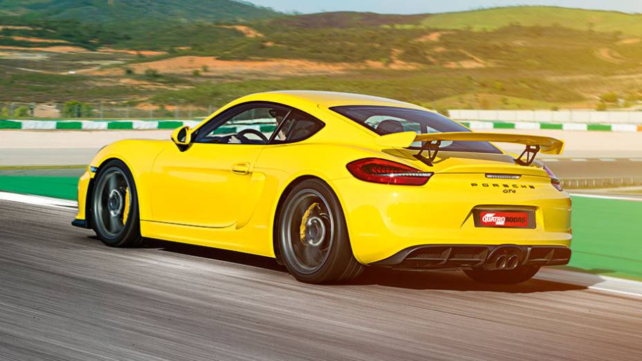 A carroceria é mais baixa e mais longa do que nosoutros Cayman | <a href="https://preprod.quatrorodas.abril.com.br/carros/impressoes/porsche-cayman-gt4-855525.shtml" target="_blank" rel="migration">Leia mais</a>