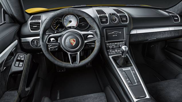 A alavanca do câmbio fica próximo da mão do motorista | <a href="https://preprod.quatrorodas.abril.com.br/carros/impressoes/porsche-cayman-gt4-855525.shtml" target="_blank" rel="migration">Leia mais</a> A alavanca do câmbio fica próximo da mão do motorista | <a href="https://preprod.quatrorodas.abril.com.br/carros/impressoes/porsche-cayman-gt4-855525.shtml" target="_blank" rel="migration">Leia mais</a>