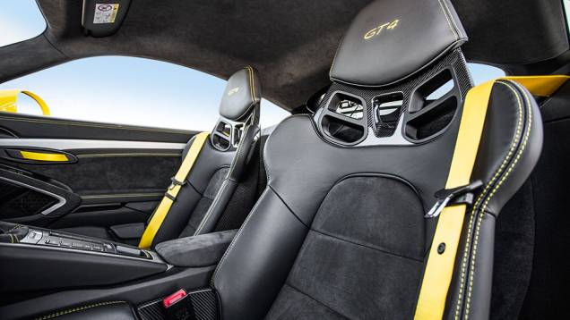Bancos tipo concha | <a href="https://preprod.quatrorodas.abril.com.br/carros/impressoes/porsche-cayman-gt4-855525.shtml" target="_blank" rel="migration">Leia mais</a> Bancos tipo concha | <a href="https://preprod.quatrorodas.abril.com.br/carros/impressoes/porsche-cayman-gt4-855525.shtml" target="_blank" rel="migration">Leia mais</a>