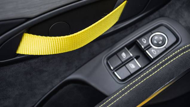 Tira de tecido como maçaneta compõe visual esportivo interno | <a href="https://preprod.quatrorodas.abril.com.br/carros/impressoes/porsche-cayman-gt4-855525.shtml" target="_blank" rel="migration">Leia mais</a> Tira de tecido como maçaneta compõe visual esportivo interno | <a href="https://preprod.quatrorodas.abril.com.br/carros/impressoes/porsche-cayman-gt4-855525.shtml" target="_blank" rel="migration">Leia mais</a>