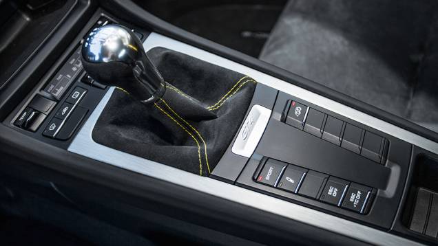 Teclas ajustam aceleração (punta-tacco), suspensão, ESP e som do motor | <a href="https://preprod.quatrorodas.abril.com.br/carros/impressoes/porsche-cayman-gt4-855525.shtml" target="_blank" rel="migration">Leia mais</a> Teclas ajustam aceleração (punta-tacco), suspensão, ESP e som do motor | <a href="https://preprod.quatrorodas.abril.com.br/carros/impressoes/porsche-cayman-gt4-855525.shtml" target="_blank" rel="migration">Leia mais</a>