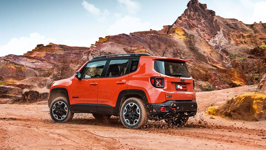 Tração no eixo traseiro atua sob demanda | <a href="https://preprod.quatrorodas.abril.com.br//carros/testes/jeep-renegade-857280.shtml" target="_blank" rel="migration">Leia mais</a>