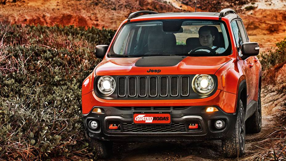 Fabricado em Pernambuco, o Renegade nasceu para ser o modelo mais vendido da Jeep em todo o mundo | <a href="https://preprod.quatrorodas.abril.com.br//carros/testes/jeep-renegade-857280.shtml" target="_blank" rel="migration">Leia mais</a>