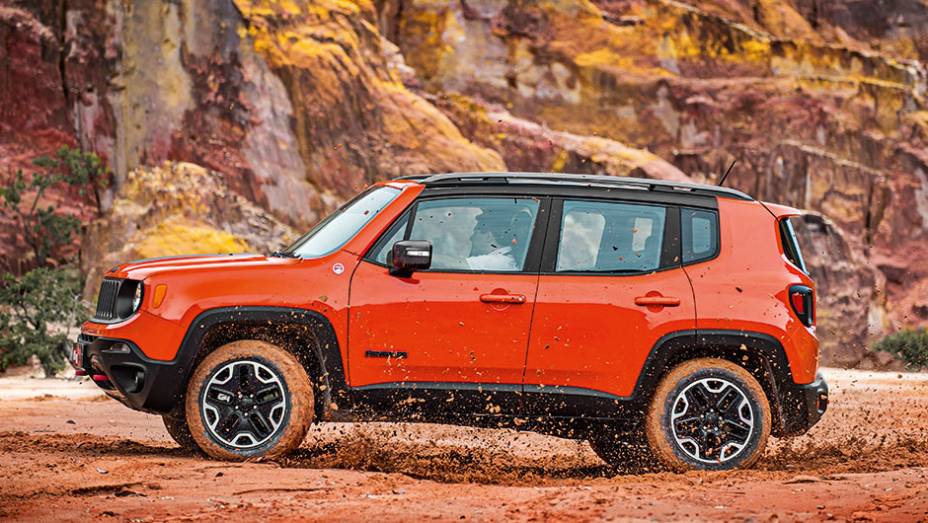 Versão Trailhawk (topo de linha) tem pneus de uso misto e suspensão elevada em 2 cm em relação à Sport e Longitude | <a href="https://preprod.quatrorodas.abril.com.br//carros/testes/jeep-renegade-857280.shtml" target="_blank" rel="migration">Leia mais</a>