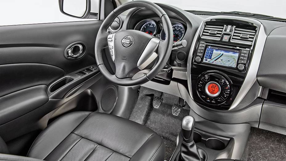 Mudanças se concentraram no design da dianteira (faróis, grade de para-choque) e no painel | <a href="https://preprod.quatrorodas.abril.com.br/carros/testes/nissan-versa-857084.shtml" target="_blank" rel="migration">Leia mais</a>