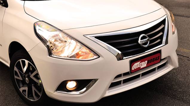 Mudanças se concentraram no design da dianteira (faróis, grade de para-choque) e no painel | <a href="https://preprod.quatrorodas.abril.com.br/carros/testes/nissan-versa-857084.shtml" target="_blank" rel="migration">Leia mais</a> Mudanças se concentraram no design da dianteira (faróis, grade de para-choque) e no painel | <a href="https://preprod.quatrorodas.abril.com.br/carros/testes/nissan-versa-857084.shtml" target="_blank" rel="migration">Leia mais</a>