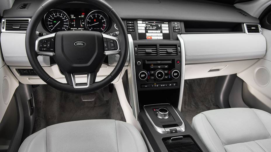 Interior é elegante e funcional. Os bancos têm couro legítimo e regulagens elétricas | <a href="https://preprod.quatrorodas.abril.com.br/carros/comparativos/santa-fe-x-discovery-sport-x-grand-cherokee-867285.shtml" target="_blank" rel="migration">Leia mais</a>