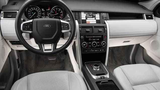 Interior é elegante e funcional. Os bancos têm couro legítimo e regulagens elétricas | <a href="https://preprod.quatrorodas.abril.com.br/carros/comparativos/santa-fe-x-discovery-sport-x-grand-cherokee-867285.shtml" target="_blank" rel="migration">Leia mais</a> Interior é elegante e funcional. Os bancos têm couro legítimo e regulagens elétricas | <a href="https://preprod.quatrorodas.abril.com.br/carros/comparativos/santa-fe-x-discovery-sport-x-grand-cherokee-867285.shtml" target="_blank" rel="migration">Leia mais</a>