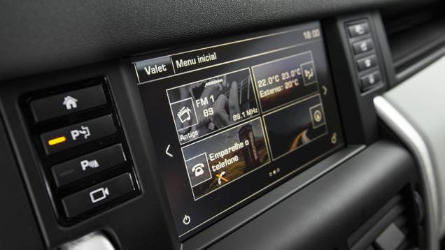 Comando aciona a baliza automática | <a href="https://preprod.quatrorodas.abril.com.br/carros/comparativos/santa-fe-x-discovery-sport-x-grand-cherokee-867285.shtml" target="_blank" rel="migration">Leia mais</a> Comando aciona a baliza automática | <a href="https://preprod.quatrorodas.abril.com.br/carros/comparativos/santa-fe-x-discovery-sport-x-grand-cherokee-867285.shtml" target="_blank" rel="migration">Leia mais</a>