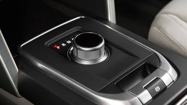 Botão giratório controla a transmissão | <a href="https://preprod.quatrorodas.abril.com.br/carros/comparativos/santa-fe-x-discovery-sport-x-grand-cherokee-867285.shtml" target="_blank" rel="migration">Leia mais</a> Botão giratório controla a transmissão | <a href="https://preprod.quatrorodas.abril.com.br/carros/comparativos/santa-fe-x-discovery-sport-x-grand-cherokee-867285.shtml" target="_blank" rel="migration">Leia mais</a>