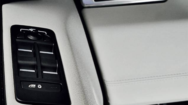 Comandos dos vidros nas portas são herança do Range Rover | <a href="https://preprod.quatrorodas.abril.com.br/carros/comparativos/santa-fe-x-discovery-sport-x-grand-cherokee-867285.shtml" target="_blank" rel="migration">Leia mais</a> Comandos dos vidros nas portas são herança do Range Rover | <a href="https://preprod.quatrorodas.abril.com.br/carros/comparativos/santa-fe-x-discovery-sport-x-grand-cherokee-867285.shtml" target="_blank" rel="migration">Leia mais</a>