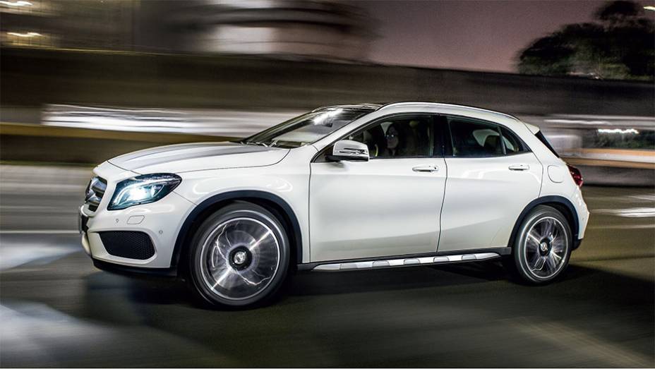 GLA atua no segmento de SUVs compactos | <a href="https://preprod.quatrorodas.abril.com.br/carros/testes/mercedes-gla-250-866340.shtml" target="_blank" rel="migration">Leia mais</a>