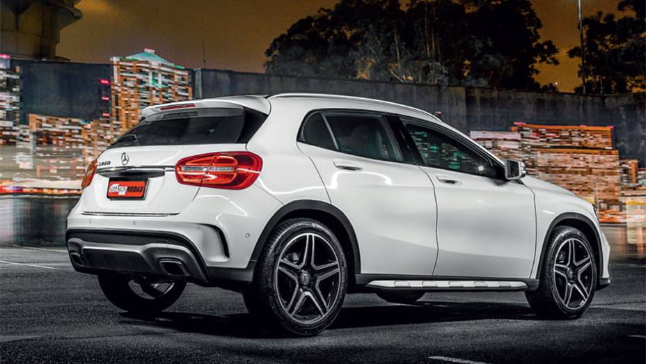 Versão Sport tem kit de estilo da AMG | <a href="https://preprod.quatrorodas.abril.com.br/carros/testes/mercedes-gla-250-866340.shtml" target="_blank" rel="migration">Leia mais</a>