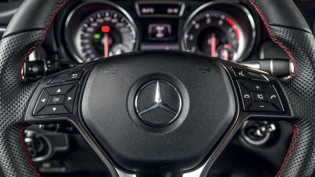 Volante é forrado de couro | <a href="https://preprod.quatrorodas.abril.com.br/carros/testes/mercedes-gla-250-866340.shtml" target="_blank" rel="migration">Leia mais</a> Volante é forrado de couro | <a href="https://preprod.quatrorodas.abril.com.br/carros/testes/mercedes-gla-250-866340.shtml" target="_blank" rel="migration">Leia mais</a>