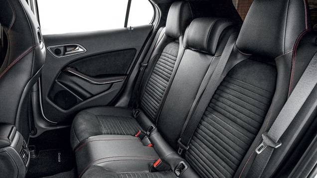 Bancos são exclusivos do Sport | <a href="https://preprod.quatrorodas.abril.com.br/carros/testes/mercedes-gla-250-866340.shtml" target="_blank" rel="migration">Leia mais</a> Bancos são exclusivos do Sport | <a href="https://preprod.quatrorodas.abril.com.br/carros/testes/mercedes-gla-250-866340.shtml" target="_blank" rel="migration">Leia mais</a>