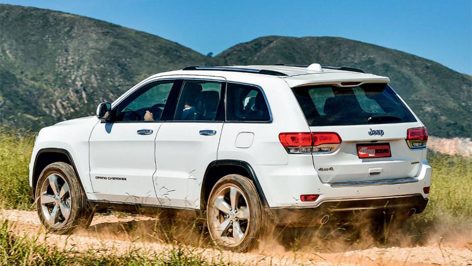 O Grand Cherokee tem cara de Jeep, mas seu design já está envelhecido | <a href="https://preprod.quatrorodas.abril.com.br/carros/comparativos/santa-fe-x-discovery-sport-x-grand-cherokee-867285.shtml" target="_blank" rel="migration">Leia mais</a>