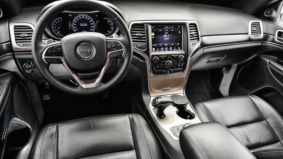 Interior s&oacute;brio tem superf&iacute;cies macias ao toque. Quadro de instrumentos &eacute; digital | <a href="https://preprod.quatrorodas.abril.com.br/carros/comparativos/santa-fe-x-discovery-sport-x-grand-cherokee-867285.shtml" target="_blank" rel="migration">Leia mais</a>
