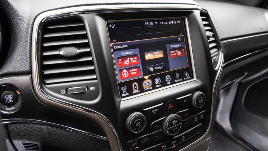 Tela sens&iacute;vel ao toque tem 8,4 polegadas | <a href="https://preprod.quatrorodas.abril.com.br/carros/comparativos/santa-fe-x-discovery-sport-x-grand-cherokee-867285.shtml" target="_blank" rel="migration">Leia mais</a>