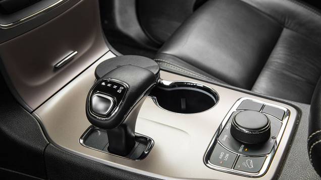 Seletor comanda o sistema de tração | <a href="https://preprod.quatrorodas.abril.com.br/carros/comparativos/santa-fe-x-discovery-sport-x-grand-cherokee-867285.shtml" target="_blank" rel="migration">Leia mais</a> Seletor comanda o sistema de tração | <a href="https://preprod.quatrorodas.abril.com.br/carros/comparativos/santa-fe-x-discovery-sport-x-grand-cherokee-867285.shtml" target="_blank" rel="migration">Leia mais</a>