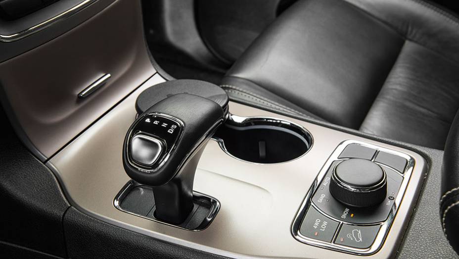 Seletor comanda o sistema de tra&ccedil;&atilde;o | <a href="https://preprod.quatrorodas.abril.com.br/carros/comparativos/santa-fe-x-discovery-sport-x-grand-cherokee-867285.shtml" target="_blank" rel="migration">Leia mais</a>
