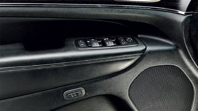 Banco do motorista tem memória | <a href="https://preprod.quatrorodas.abril.com.br/carros/comparativos/santa-fe-x-discovery-sport-x-grand-cherokee-867285.shtml" target="_blank" rel="migration">Leia mais</a> Banco do motorista tem memória | <a href="https://preprod.quatrorodas.abril.com.br/carros/comparativos/santa-fe-x-discovery-sport-x-grand-cherokee-867285.shtml" target="_blank" rel="migration">Leia mais</a>