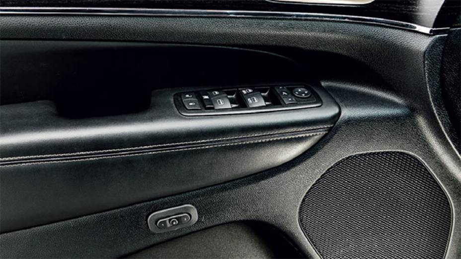 Banco do motorista tem mem&oacute;ria | <a href="https://preprod.quatrorodas.abril.com.br/carros/comparativos/santa-fe-x-discovery-sport-x-grand-cherokee-867285.shtml" target="_blank" rel="migration">Leia mais</a>