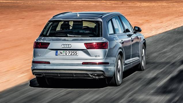 O SUV ficou menor por fora, mas maior por dentro | <a href="https://preprod.quatrorodas.abril.com.br//carros/impressoes/audi-q7-866880.shtml" target="_blank" rel="migration">Leia mais</a> O SUV ficou menor por fora, mas maior por dentro | <a href="https://preprod.quatrorodas.abril.com.br//carros/impressoes/audi-q7-866880.shtml" target="_blank" rel="migration">Leia mais</a>