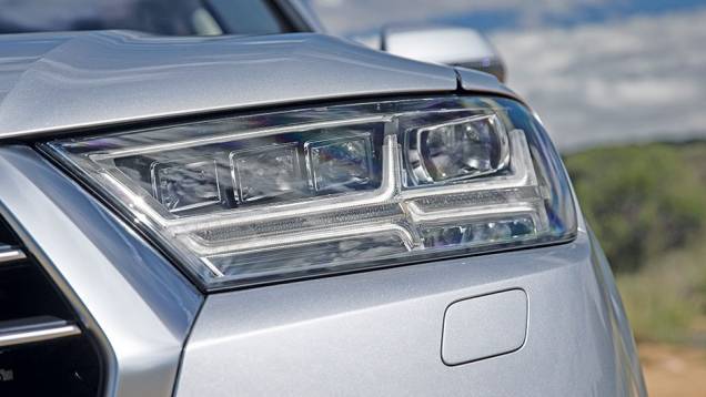 O farol é formado por quatro refletores, sendo o externo direcional. | <a href="https://preprod.quatrorodas.abril.com.br//carros/impressoes/audi-q7-866880.shtml" target="_blank" rel="migration">Leia mais</a> O farol é formado por quatro refletores, sendo o externo direcional. | <a href="https://preprod.quatrorodas.abril.com.br//carros/impressoes/audi-q7-866880.shtml" target="_blank" rel="migration">Leia mais</a>
