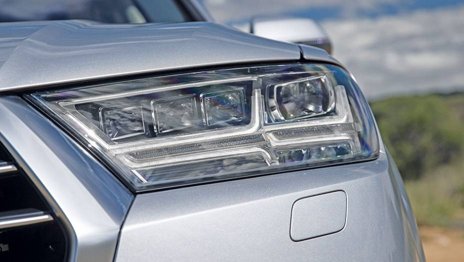 O farol &eacute; formado por quatro refletores, sendo o externo direcional. | <a href="https://preprod.quatrorodas.abril.com.br//carros/impressoes/audi-q7-866880.shtml" target="_blank" rel="migration">Leia mais</a>