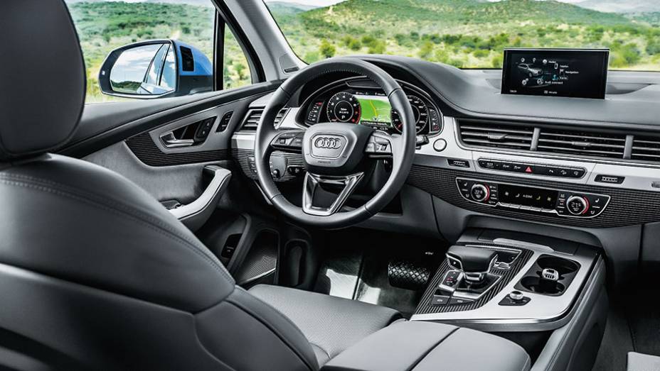 Cabine est&aacute; mais hi-tech | <a href="https://preprod.quatrorodas.abril.com.br//carros/impressoes/audi-q7-866880.shtml" target="_blank" rel="migration">Leia mais</a>