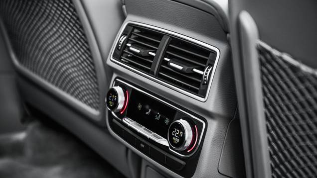 Há ajuste duplo do ar atrás | <a href="https://preprod.quatrorodas.abril.com.br//carros/impressoes/audi-q7-866880.shtml" target="_blank" rel="migration">Leia mais</a> Há ajuste duplo do ar atrás | <a href="https://preprod.quatrorodas.abril.com.br//carros/impressoes/audi-q7-866880.shtml" target="_blank" rel="migration">Leia mais</a>