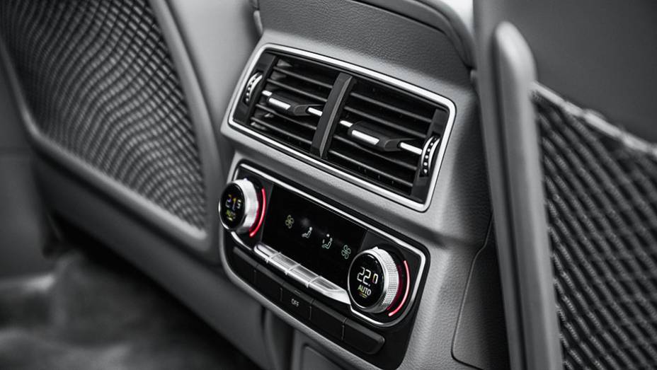 H&aacute; ajuste duplo do ar atr&aacute;s | <a href="https://preprod.quatrorodas.abril.com.br//carros/impressoes/audi-q7-866880.shtml" target="_blank" rel="migration">Leia mais</a>