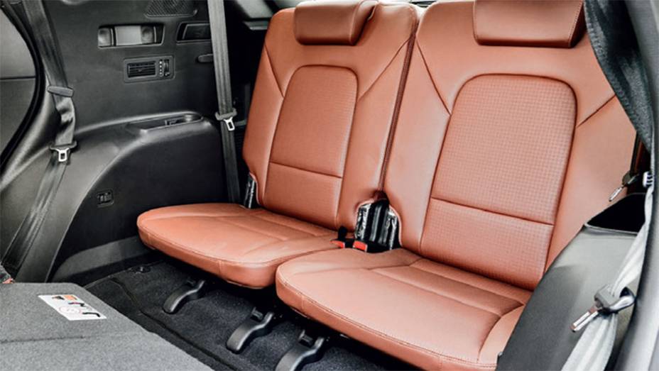 Terceira fila comporta dois: desafio &eacute; chegar ao assento | <a href="https://preprod.quatrorodas.abril.com.br/carros/comparativos/santa-fe-x-discovery-sport-x-grand-cherokee-867285.shtml" target="_blank" rel="migration">Leia mais</a>