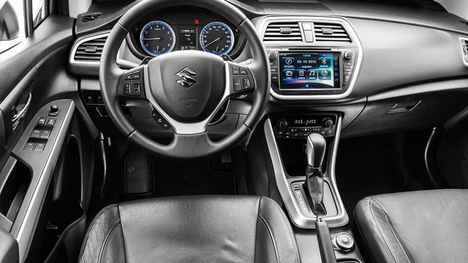 Painel tem design conservador | <a href="https://preprod.quatrorodas.abril.com.br/carros/testes/suzuki-s-cross-867220.shtml" target="_blank" rel="migration">Leia mais</a>
