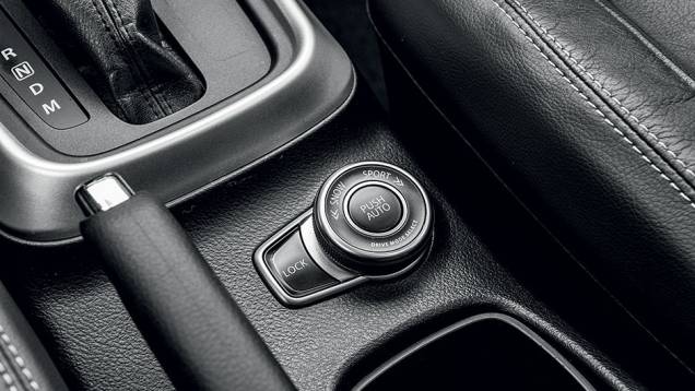 Seletor de tração também é de série | <a href="https://preprod.quatrorodas.abril.com.br/carros/testes/suzuki-s-cross-867220.shtml" target="_blank" rel="migration">Leia mais</a> Seletor de tração também é de série | <a href="https://preprod.quatrorodas.abril.com.br/carros/testes/suzuki-s-cross-867220.shtml" target="_blank" rel="migration">Leia mais</a>