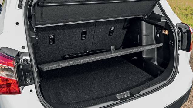 Assoalho móvel e volume de 440 litros | <a href="https://preprod.quatrorodas.abril.com.br/carros/testes/suzuki-s-cross-867220.shtml" target="_blank" rel="migration">Leia mais</a> Assoalho móvel e volume de 440 litros | <a href="https://preprod.quatrorodas.abril.com.br/carros/testes/suzuki-s-cross-867220.shtml" target="_blank" rel="migration">Leia mais</a>