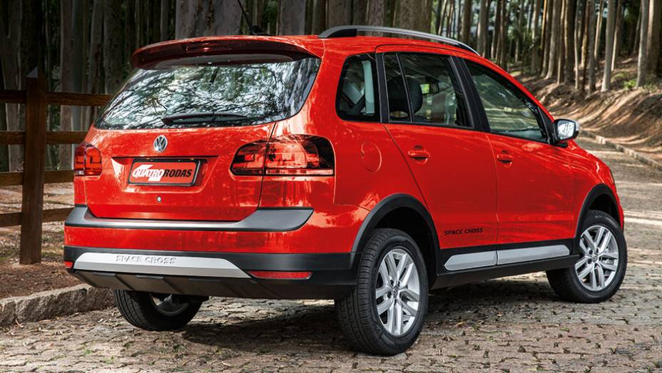 Para a VW, ela é uma "sportvan" | <a href="https://preprod.quatrorodas.abril.com.br/carros/testes/vw-space-cross-866302.shtml" target="_blank" rel="migration">Leia mais</a>