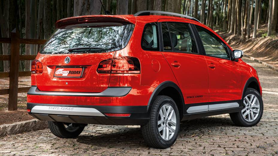 Para a VW, ela &eacute; uma "sportvan" | <a href="https://preprod.quatrorodas.abril.com.br/carros/testes/vw-space-cross-866302.shtml" target="_blank" rel="migration">Leia mais</a>