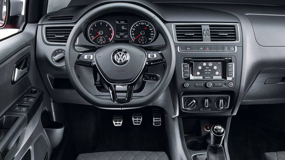 Painel &eacute; id&ecirc;ntico ao da vers&atilde;o Highline. | <a href="https://preprod.quatrorodas.abril.com.br/carros/testes/vw-space-cross-866302.shtml" target="_blank" rel="migration">Leia mais</a>