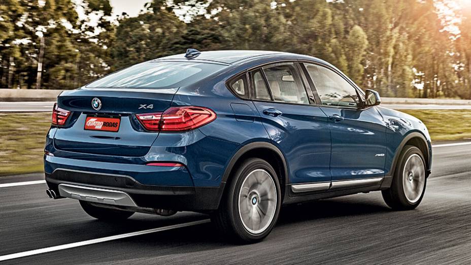 Traseira mais alta, linha de teto descendente | <a href="https://preprod.quatrorodas.abril.com.br/carros/testes/bmw-x4-866442.shtml" target="_blank" rel="migration">Leia mais</a>