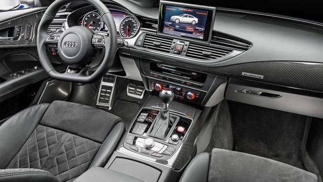 A fibra decarbono empainel e porta dáo tom esportivo | <a href="https://preprod.quatrorodas.abril.com.br/carros/testes/audi-rs-7-880560.shtml" target="_blank" rel="migration">Leia mais</a> A fibra decarbono empainel e porta dáo tom esportivo | <a href="https://preprod.quatrorodas.abril.com.br/carros/testes/audi-rs-7-880560.shtml" target="_blank" rel="migration">Leia mais</a>